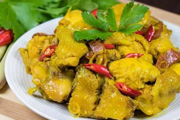 Thành phẩm đĩa thịt gà kho nghệ vàng ươm hấp dẫn