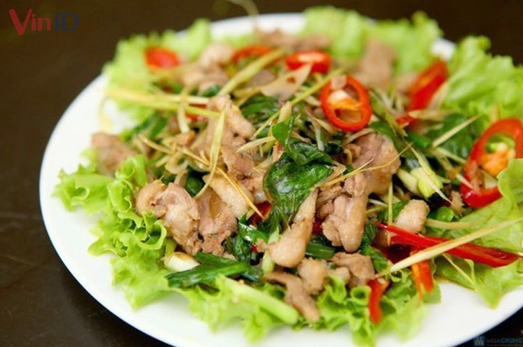 Thành phẩm đĩa thịt vịt xào sả ớt nóng hổi thơm lừng dọn lên mâm cơm