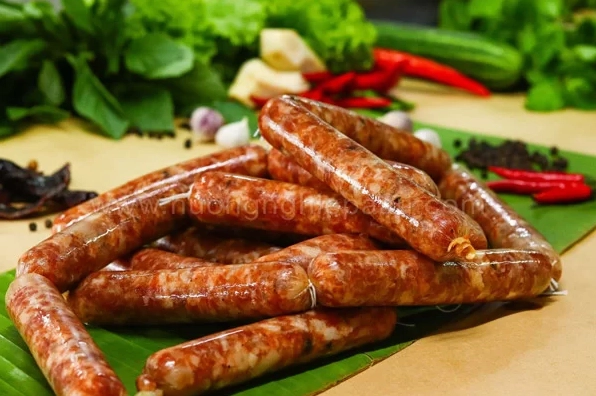 Thành phẩm lạp xưởng tự làm có màu sắc đỏ tươi và hương vị đậm đà hấp dẫn