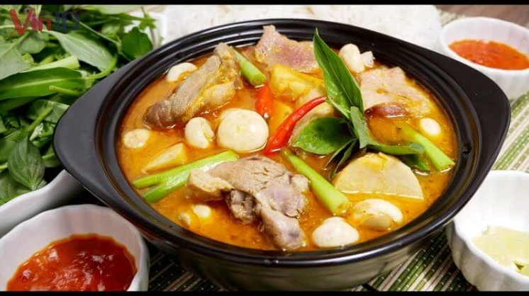 Thành phẩm lẩu vịt măng cay hấp dẫn ăn kèm nước chấm