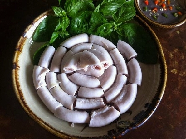 Thành phẩm lòng non luộc trắng giòn được thái miếng vừa ăn bày ra đĩa