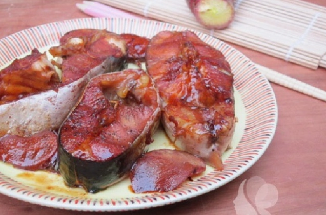 Thành phẩm món cá ba sa kho tộ nóng hổi ăn kèm với cơm trắng