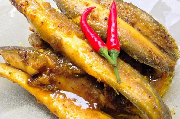 Thành phẩm món cá chạch kho nghệ có màu sắc bắt mắt nước kho kẹo lại hấp dẫn