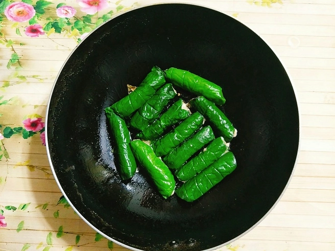 Thành phẩm món chả nhái vàng giòn bày trên đĩa