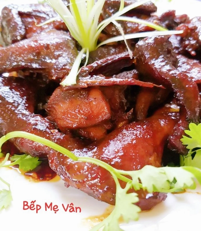 Thành phẩm món chim cút rô ti nước dừa lên màu đẹp mắt