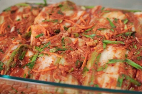Thành phẩm món kim chi cải thảo mang màu đỏ rực rỡ vô cùng bắt mắt