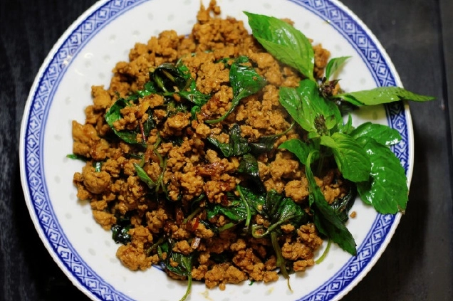 Thành phẩm món thịt băm xào húng quế kiểu Thái hấp dẫn