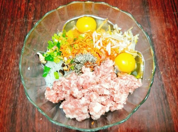 Thành phẩm nem rán vàng giòn hấp dẫn ăn kèm với nước mắm chua ngọt