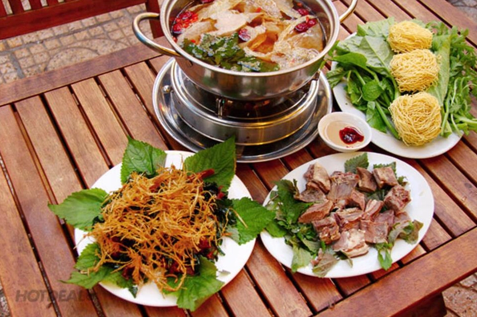 Thành phẩm nồi lẩu dê vô cùng hấp dẫn ăn kèm các loại rau và đồ nhúng