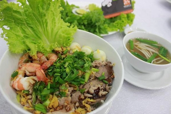 Thành phẩm tô hủ tiếu thơm ngon hấp dẫn ăn kèm rau sống