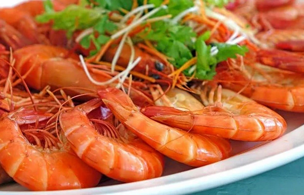 Thành phẩm tôm hấp bia thơm lừng dọn kèm nước chấm