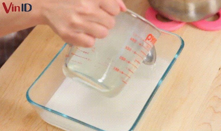 Thao tác đổ khuôn rau câu nhiều lớp