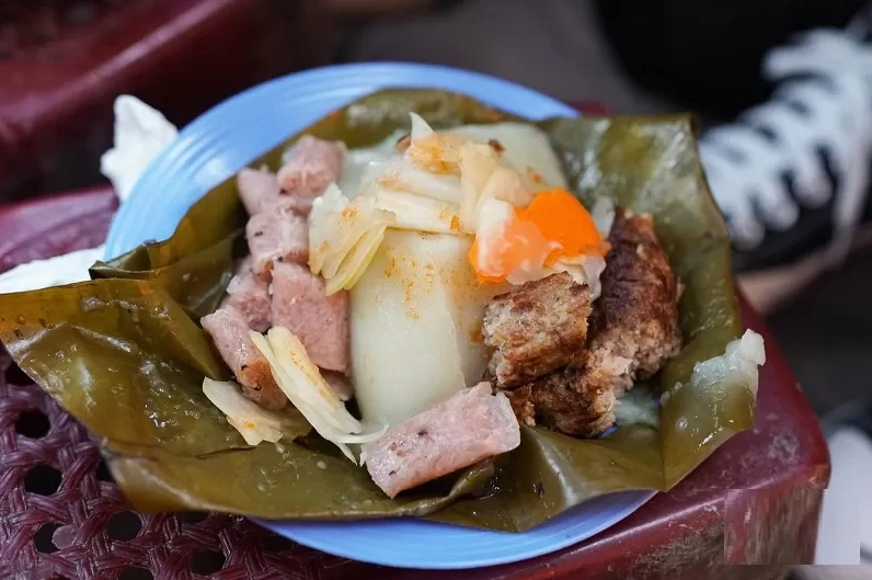 Thao tác gói bánh giò bằng lá chuối