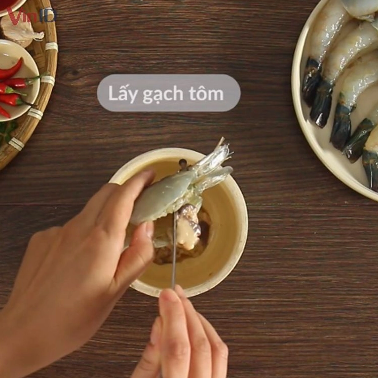 Thao tác lấy gạch tôm cẩn thận để gạch không bị nát