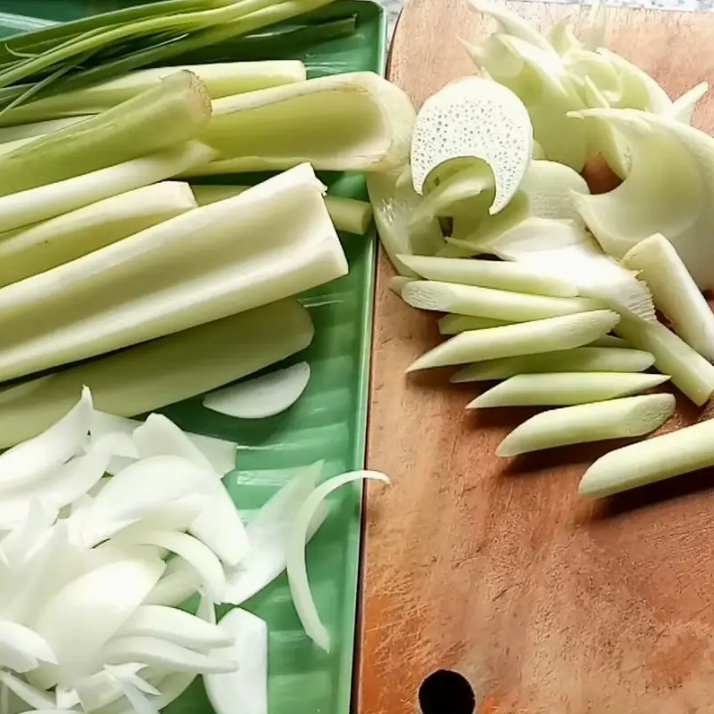 Thao tác xào dọc mùng cùng cà chua trên chảo nóng