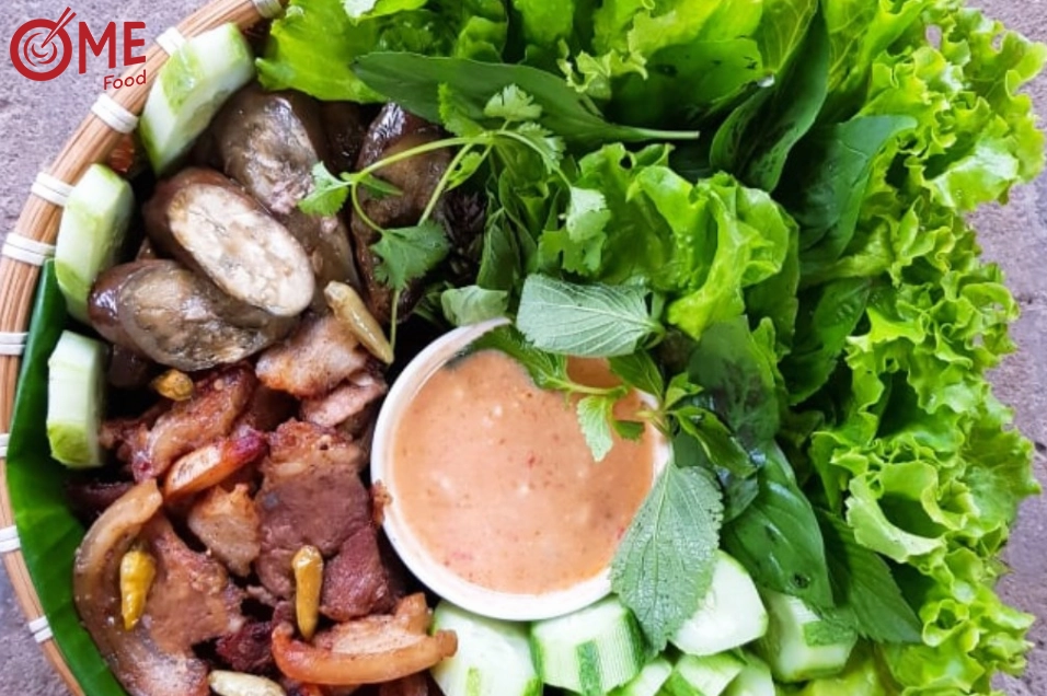 Thêm sa tế vào chén chao để tăng hương vị cay nồng