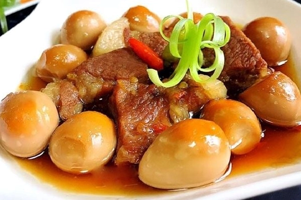 Thêm trứng vịt luộc vào nồi thịt kho đang sôi liu riu trên bếp