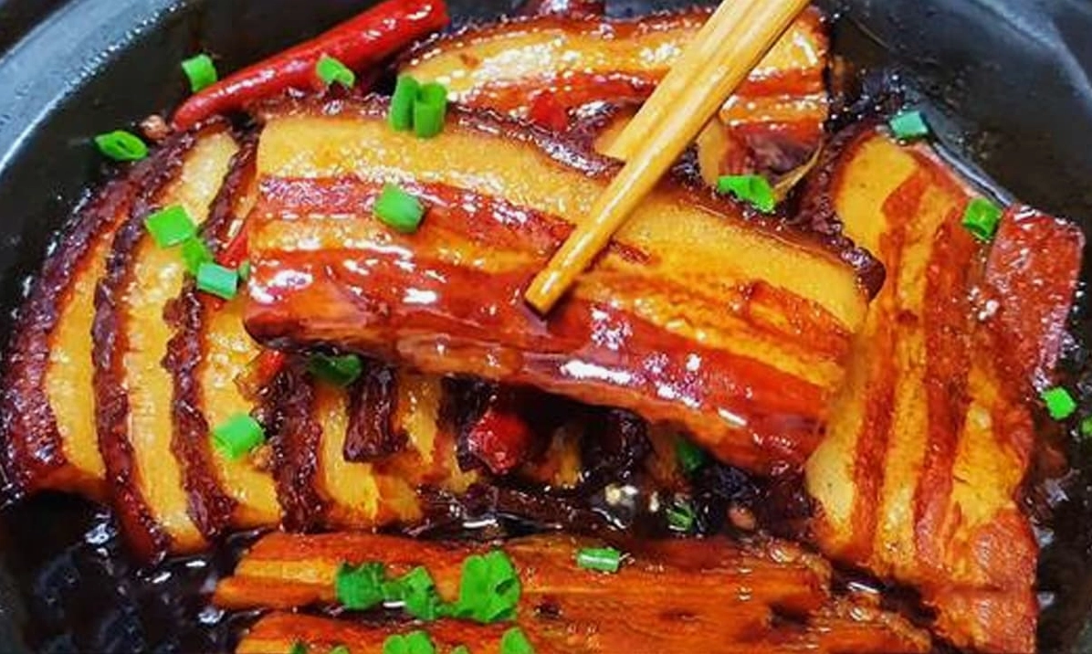 Thịt ba chỉ được ướp gia vị đậm đà trước khi kho