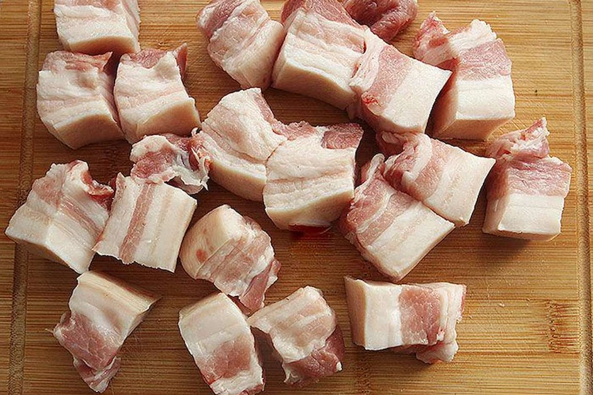 Thịt ba chỉ phần trên có tỷ lệ mỡ nhiều hơn nạc