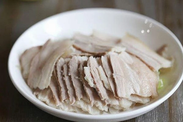Thịt ba chỉ sau khi luộc chín được thái thành từng lát mỏng