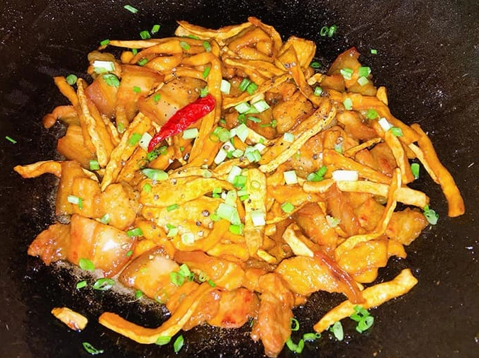 Thịt ba chỉ thái miếng vừa ăn chuẩn bị đem đi kho