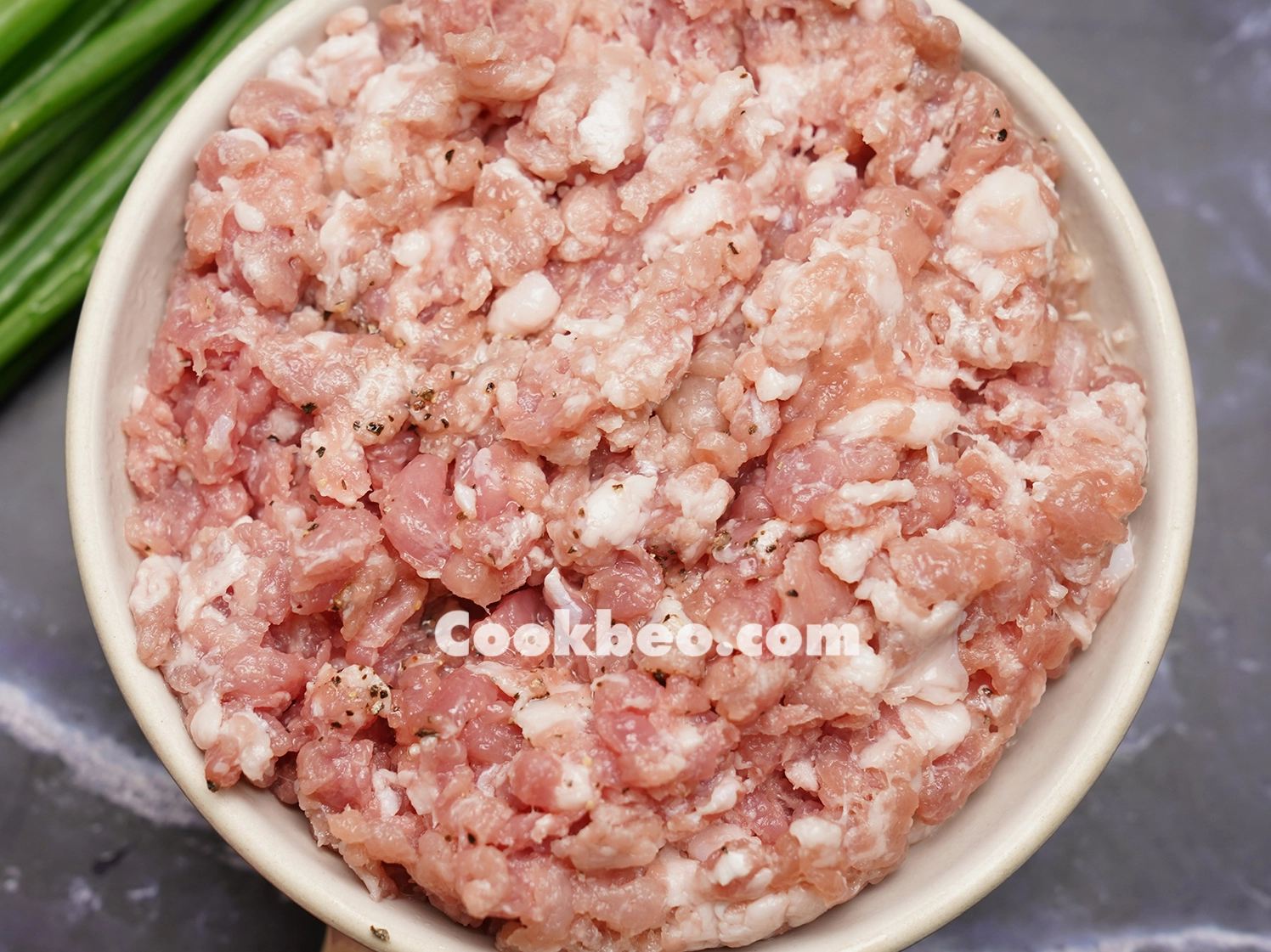 Thịt băm được ướp gia vị trước khi đem đi xào