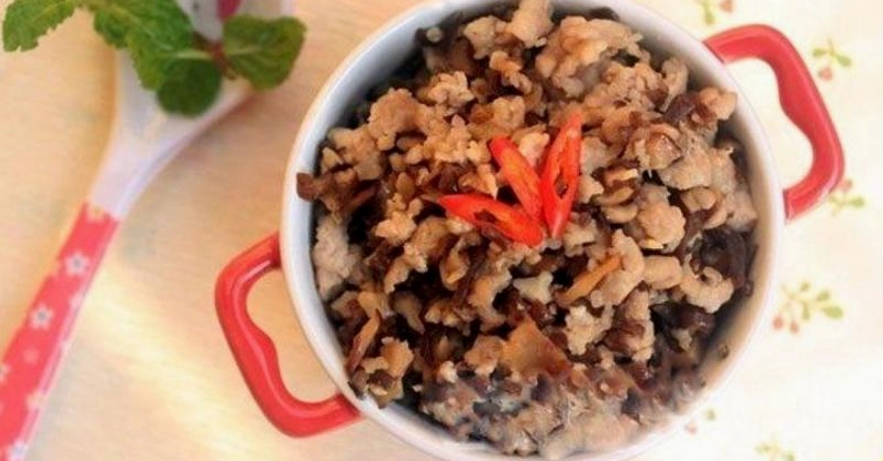 Thịt băm rang mộc nhĩ nấm hương giòn sần sật