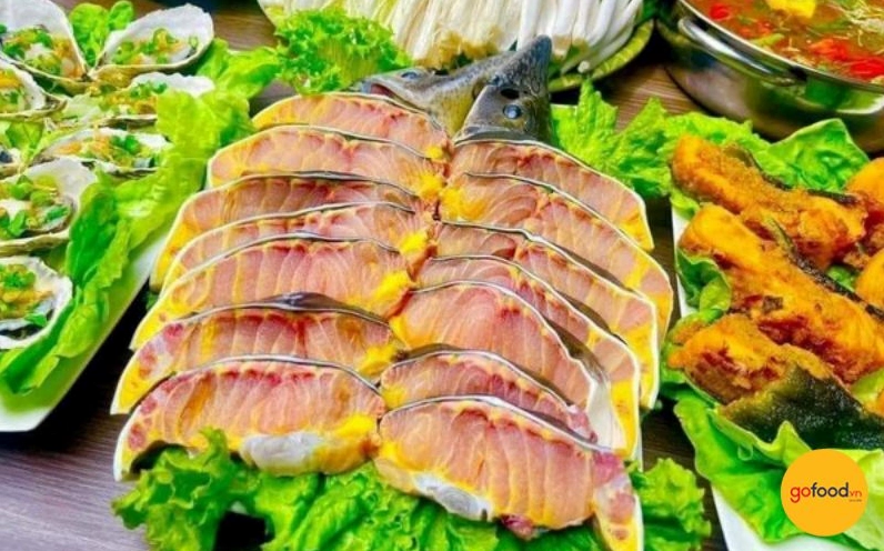 Thịt cá tầm được cắt khoanh vừa ăn và xếp gọn gàng trên đĩa