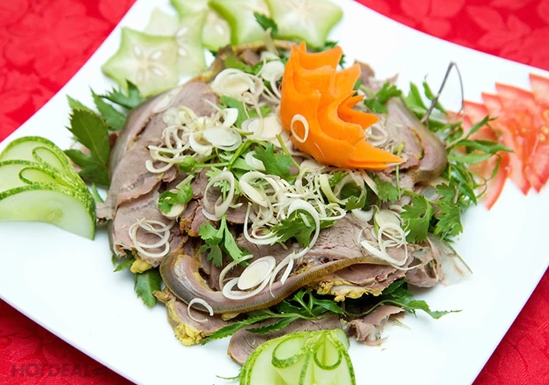Thịt dê đang được hấp chín trong nồi