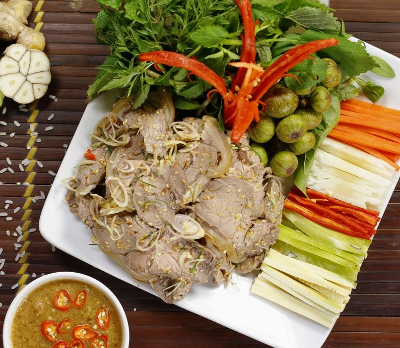 Thịt dê được thái mỏng và xào chín tái chuẩn bị trộn