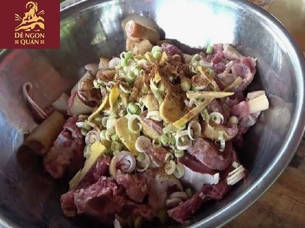 Thịt dê được ướp cùng gừng sả và các loại gia vị