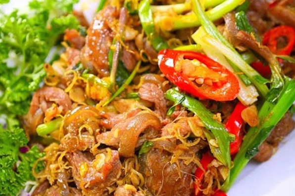 Thịt dê xào lăn đang được xào trên chảo cùng nước cốt dừa và hành tây