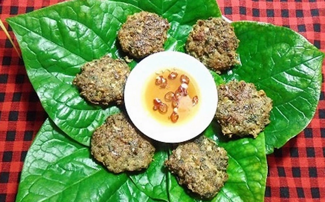 Thịt ếch băm nhuyễn chuẩn bị làm nhân chả