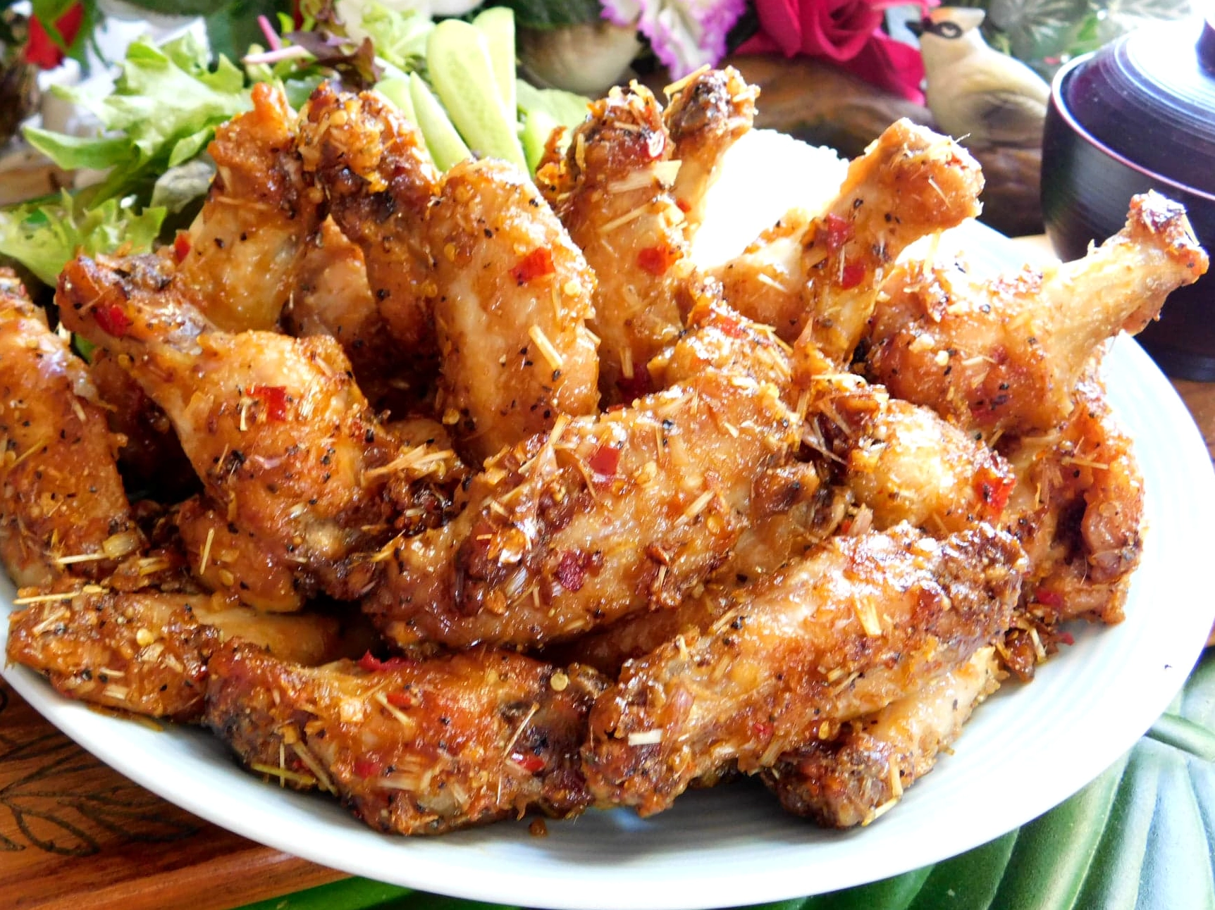 Thịt gà đang được rang trên chảo cùng sả ớt tỏa mùi thơm lừng