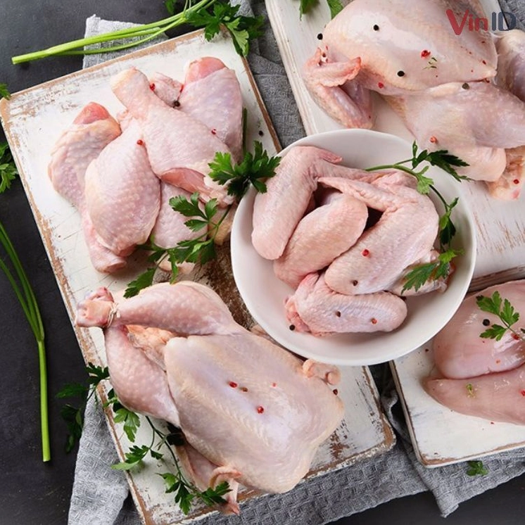 Thịt gà đang được sơ chế cẩn thận để loại bỏ hoàn toàn mùi hôi