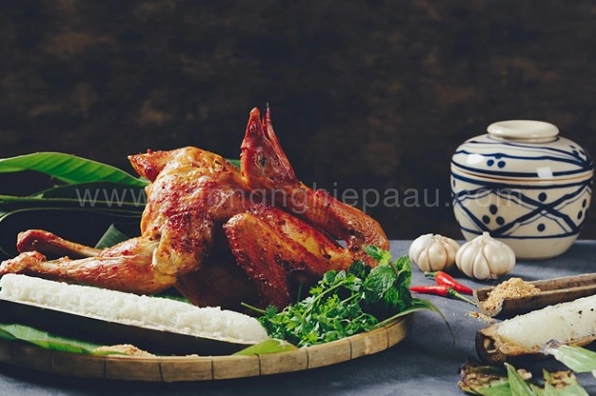 Thịt gà đang được xào chín trên chảo trước khi đem đi nướng