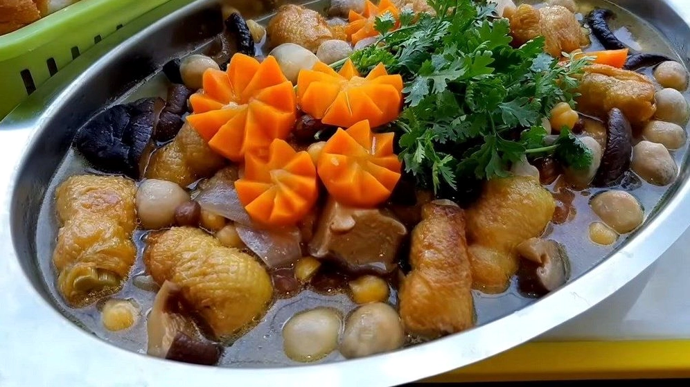 Thịt gà hầm nấm là một món ăn rất bổ dưỡng cho sức khỏe