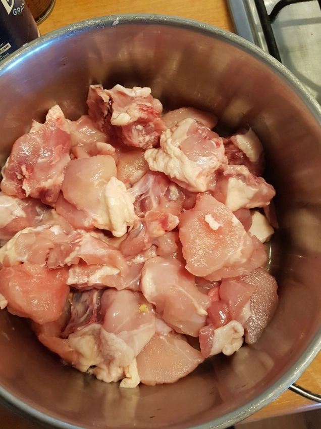 Thịt gà sau khi được chặt miếng vừa ăn và tẩm ướp gia vị