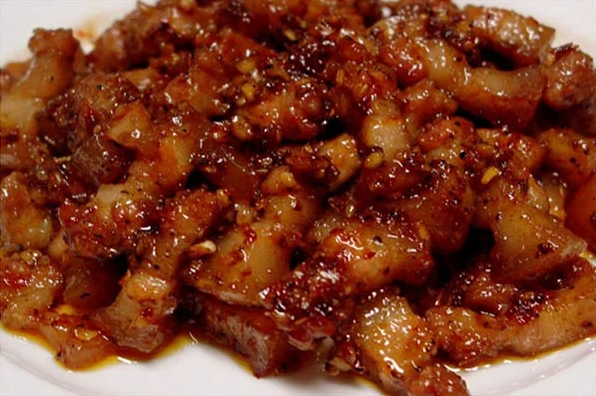 Thịt heo kho mắm ruốc sả đang sôi lăn tăn trên chảo