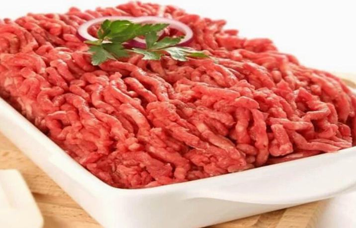Thịt heo nạc vai được băm nhuyễn chuẩn bị sẵn sàng cho món trứng đúc thịt