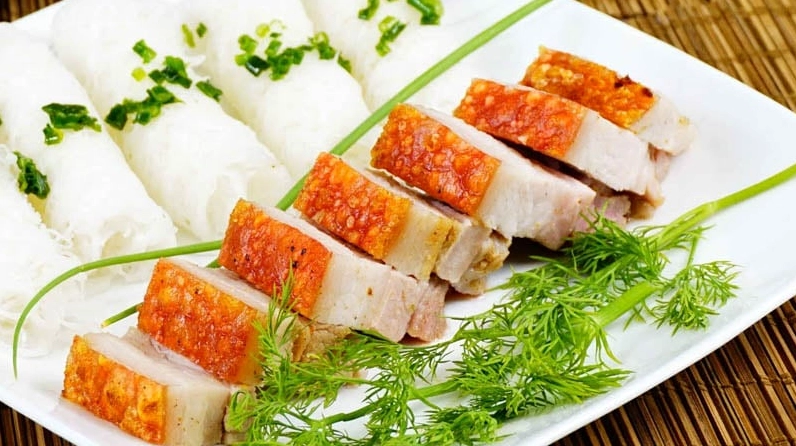 Thịt heo quay bằng lò nướng ăn ngon nhất khi kết hợp với các loại rau thơm Việt Nam
