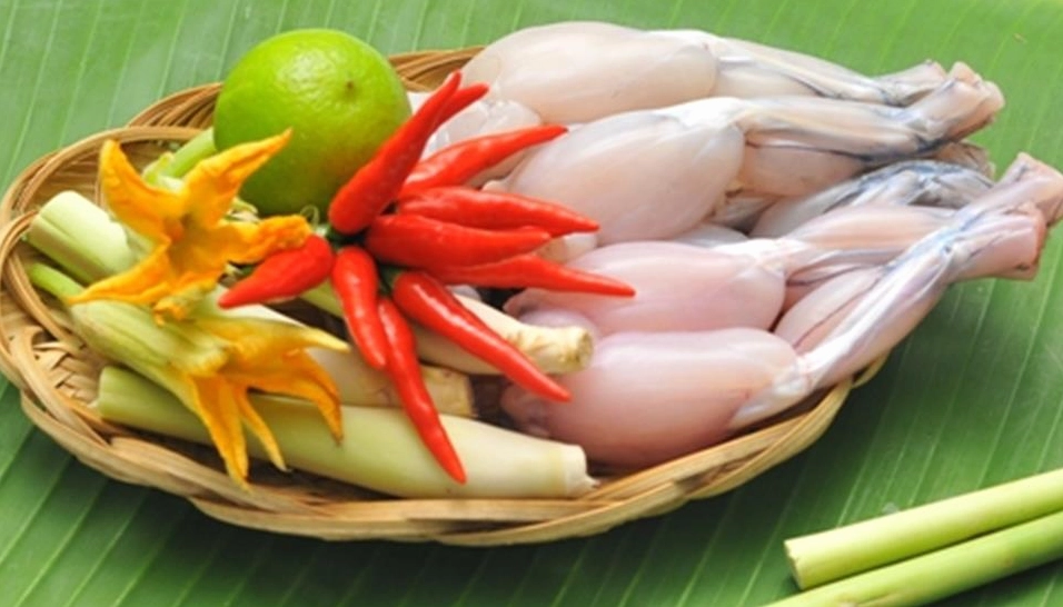 Thịt heo xào lăn màu vàng ươm hấp dẫn ăn kèm bánh mì