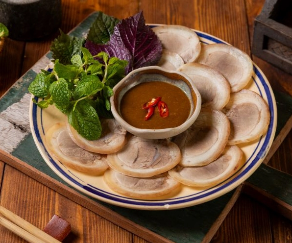 Thịt luộc chấm mắm nêm
