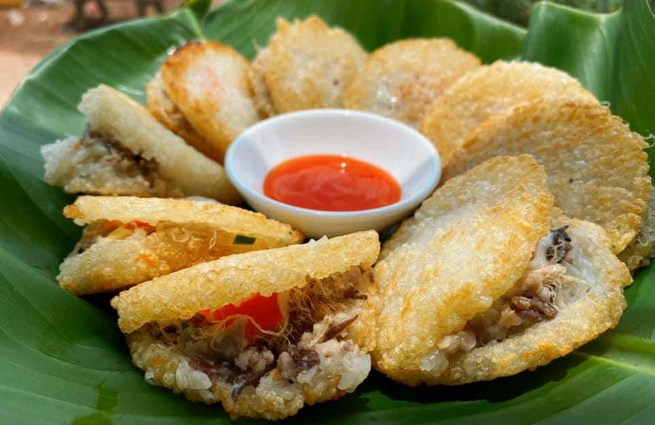 Thịt rắn băm nhỏ được xào chín cùng hành phi thơm lừng