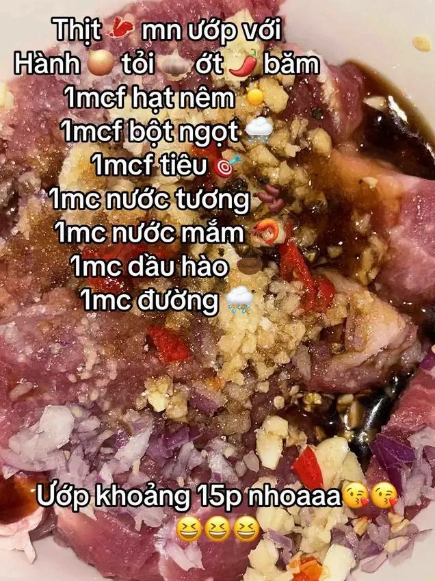 Thịt sống đang được ướp với hành tỏi ớt băm hạt nêm bột ngọt tiêu nước tương nước mắm dầu hào và đường chuẩn bị cho món thịt ram mặn ngọt