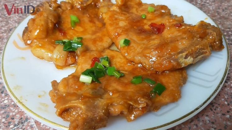 Thịt sườn được ướp cùng sữa tươi giúp thớ thịt mềm mịn