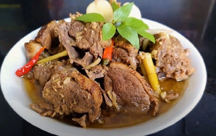 Thịt vịt giả cầy là món ăn được nhiều người yêu thích với màu sắc bắt mắt và hương vị thơm ngon