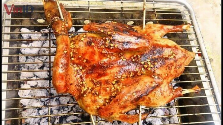 Thoa đều hỗn hợp gia vị sả ớt lên khắp mình gà để tẩm ướp