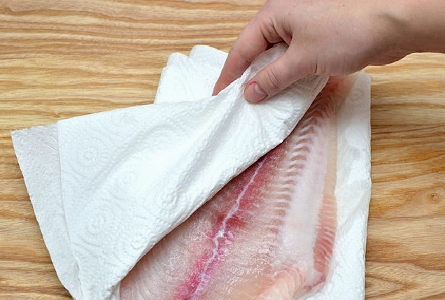 Thoa đều hỗn hợp gia vị sả ớt lên toàn bộ thân cá bò da để ướp cho ngấm