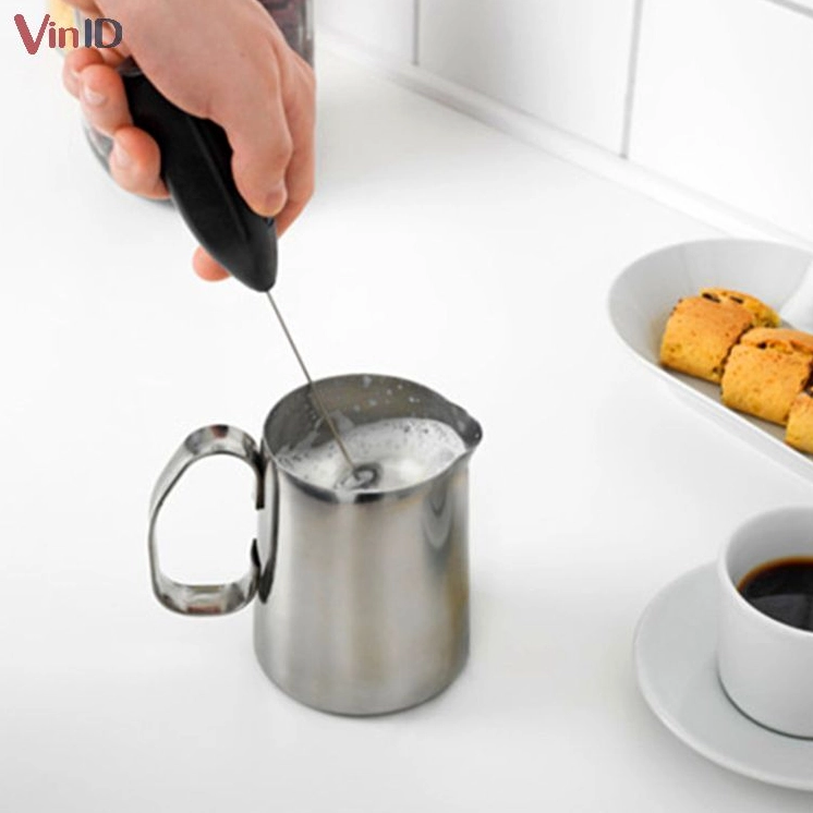 Thực hiện đánh lớp kem macchiato bằng dụng cụ tạo bọt chuyên dụng